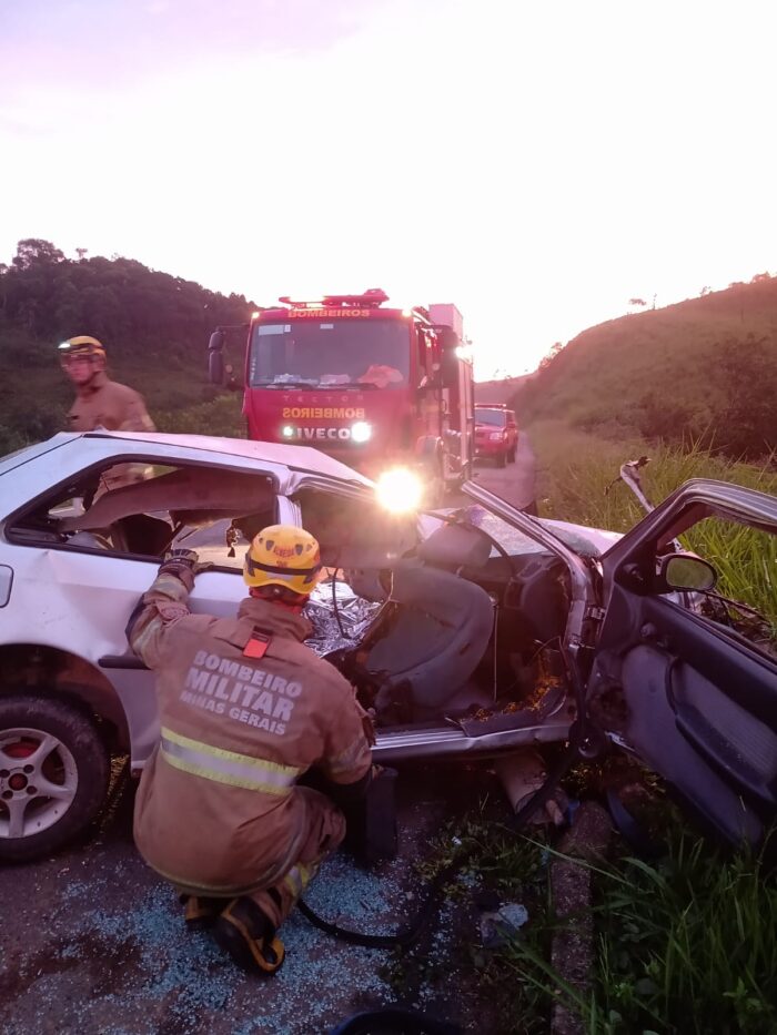 Acidente entre carro e ônibus deixa um morto na BR-267 1 acidente bombeiros MG2