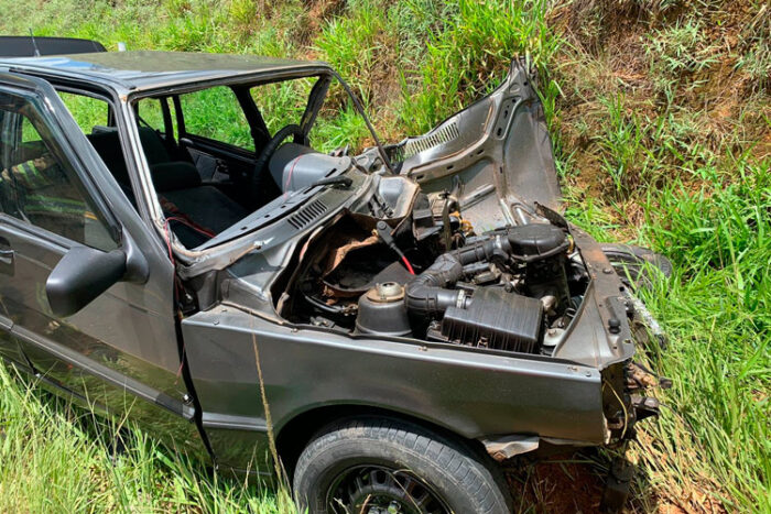 Motorista fica ferido após carro colidir com caminhão na BR-267 1 acidente