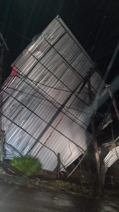 Temporal deixa casa destelhada e árvores caídas em via pública em JF 1 Destelhamento em Juiz de Fora causado pela chuva
