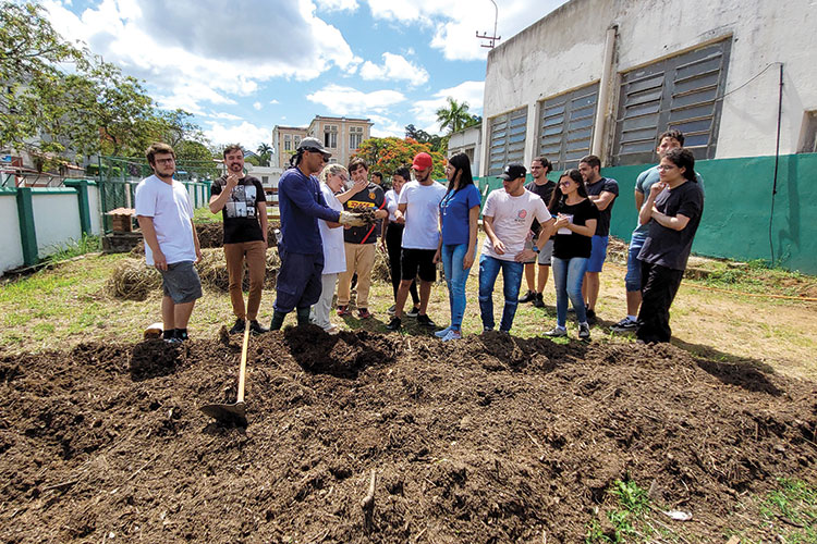 Lixo orgânico é transformado em fertilizante natural eficiente 1 composteira candido tostes marcelo ribeiro
