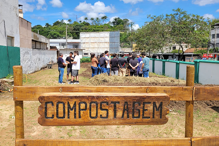 Lixo orgânico é transformado em fertilizante natural eficiente 2 composteira candido tostes marcelo ribeiro2