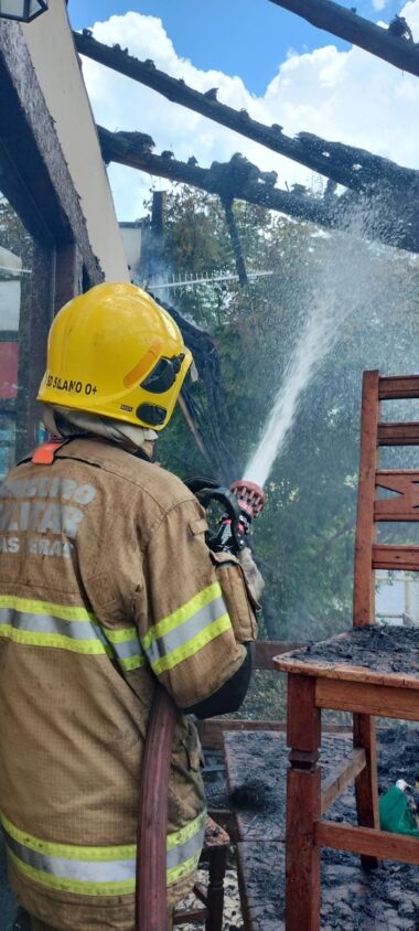 Bombeiros são mobilizados para combater incêndio em restaurante 1 incendio restaurante em valadaraes by bombeiros e1675697869891