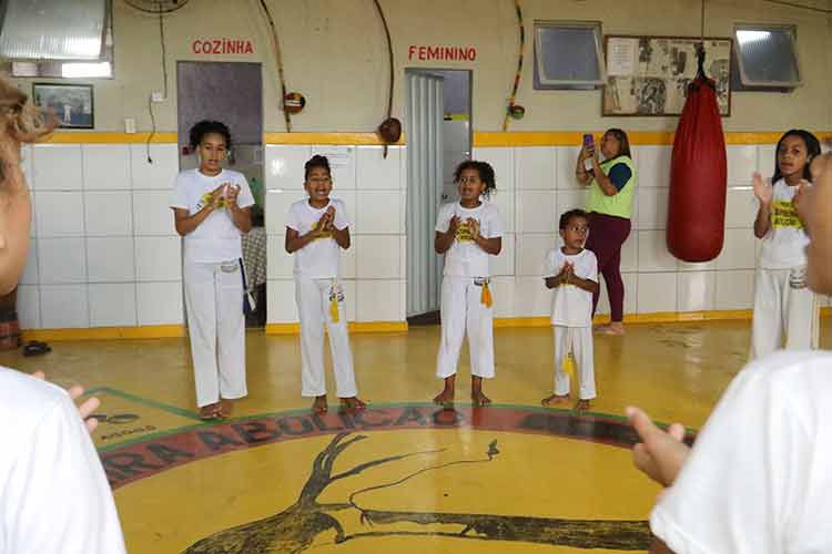 Projeto social Abolição ensina capoeira para crianças no Bela Aurora 3 irmaos yasmin mirela isadora e heitor. leonardo costa
