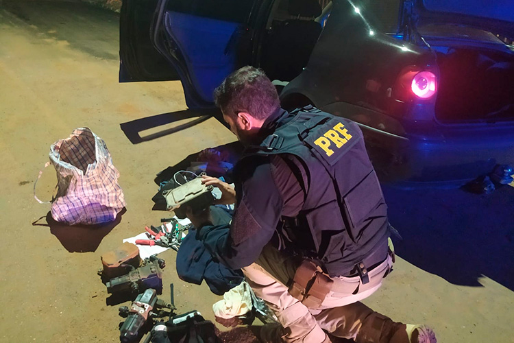 Trio é preso por furtos de peças de caminhões em rodovias federais 1 prisao quadrilha2 by prf