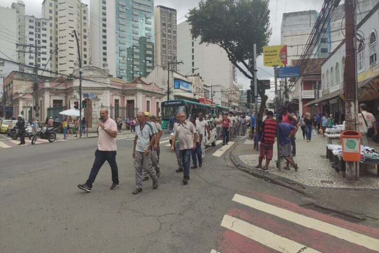 Servidores da Cesama fazem protesto na manhã desta quinta-feira 2 protesto cesama na getulio by gabriel silva e1677159575633