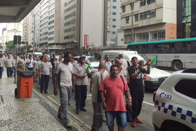 Servidores da Cesama fazem protesto na manhã desta quinta-feira 1 protesto na rio branco cesama by gabriel silva e1677156735318