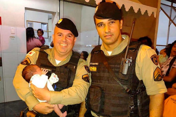 Recém-nascida de 10 dias é salva por policial militar após ficar engasgada 1 salvamento bebe by pm