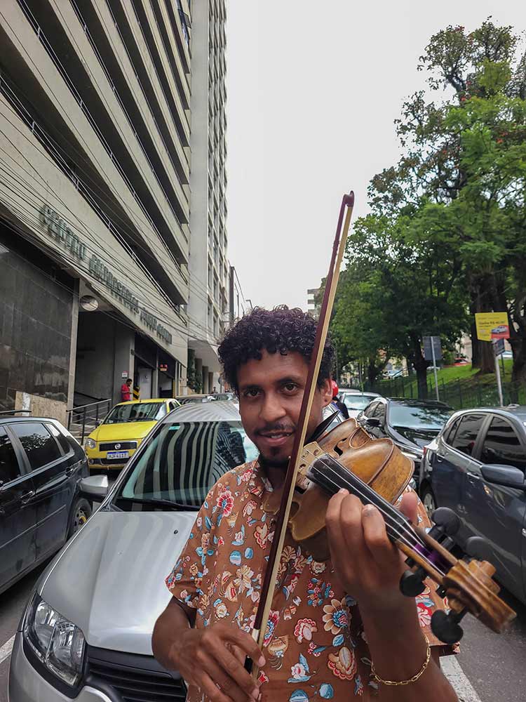 O palco é a rua: conheça a história de Maikon Douglas Aragão 1 sem lenco sem documento maikon2 pedro moyses
