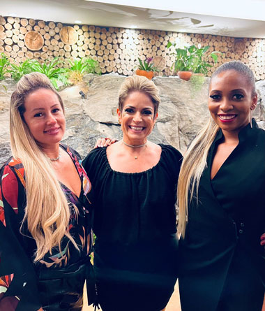 Coluna Cesar Romero - 24 e 25 de março de 2023 1 Ana Cristina Mockdeci entre Ana Guedes e Flavia da Gama 230323 confraria decantadas enviada pela Giglia 1