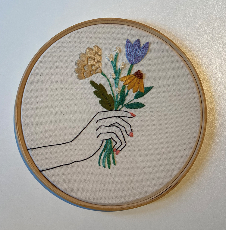 Bordado livre sobre bastidor Algodao cru e linha Camila Oliveira 16 cm diametro