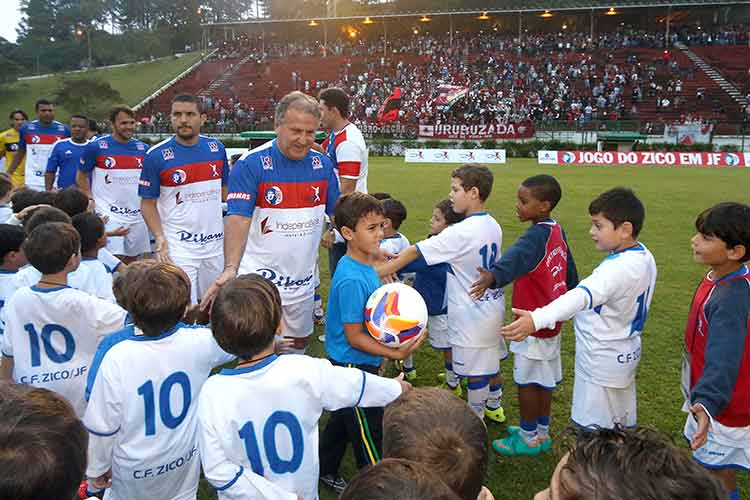 Zico 70 anos: as homenagens de quem idolatra o craque flamenguista 4 Zico com criancas Leonardo Costa
