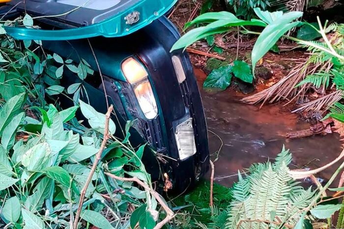 Carro cai em curso d'água e deixa uma pessoa morta e quatro feridas 1 acidente com vitima coronel pacheco foto pmr vale esta