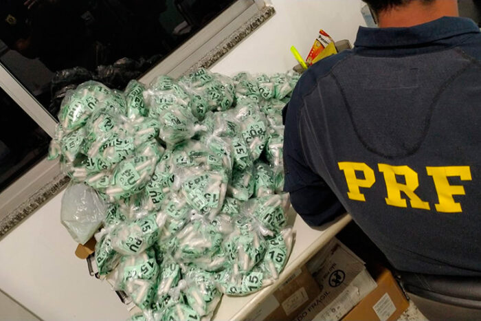 Casal é preso com mais de 3 mil pinos de cocaína e maconha em veículo na BR-116 1 apreensao carro luxo2 by prf