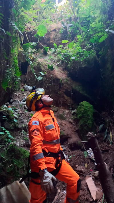 Mulher cai em buraco de 20 metros e é socorrida por bombeiros 2 buraco sao joao del rei divulgacao bombeiros 2