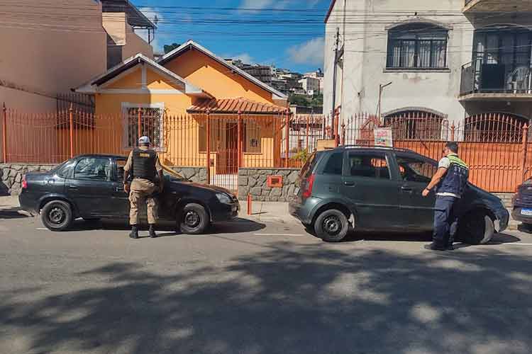 Dois carros são apreendidos em fiscalização contra transporte de passageiros 1 carros guinchados