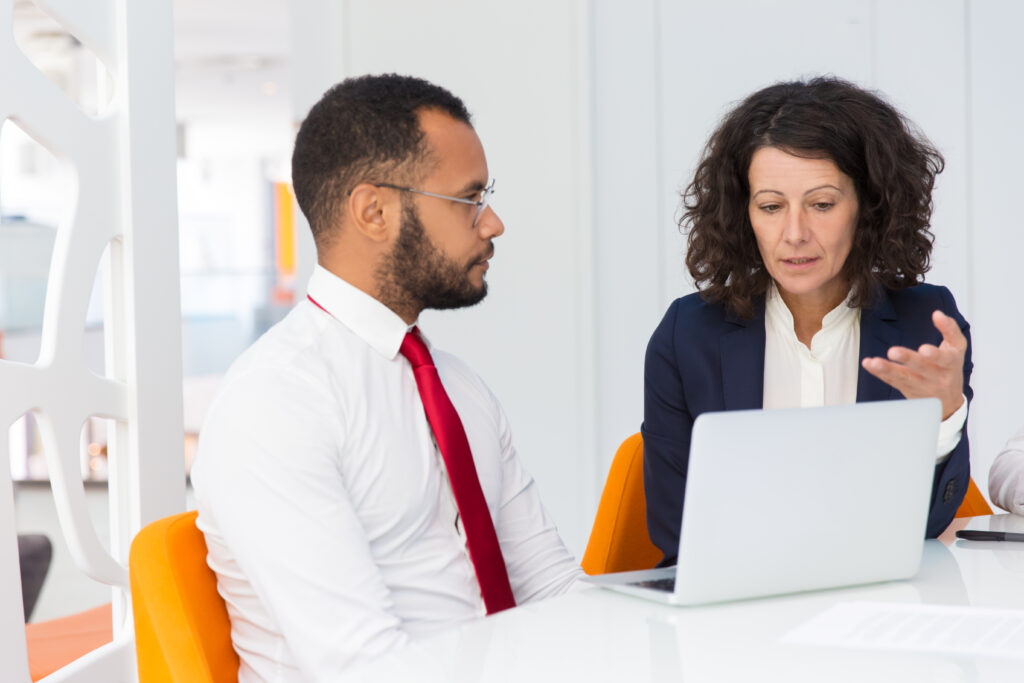 Gestão de conflitos: como criar um ambiente profissional resolutivo 2 lider do projeto explicando o trabalho especifico para o recem chegado