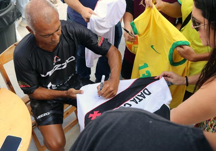 "Sempre prazeroso": Romário volta a Juiz de Fora para partida de futevôlei 2 Baixinho autografou sobretudo camisas vascaínas, flamenguistas, tricolores e da Seleção Brasileira (Foto: Felipe Couri)