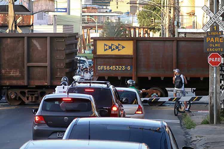 MRS elabora estudos técnicos para construção de viadutos em Juiz de Fora 1 travessia de nivel tereza cristina felipeuploads FELIPE COURI 23.03.23 07.39.11 passagem de nivel insta