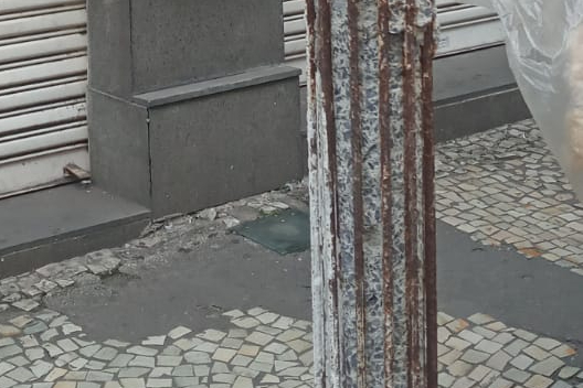 Poste com ferragem exposta oferece risco de acidentes 1 vu 29 03 23 trat