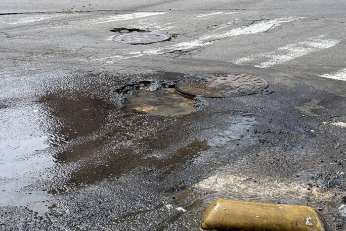 Buraco causa transtornos na Rua Barão de Aquino 1 vu16.03