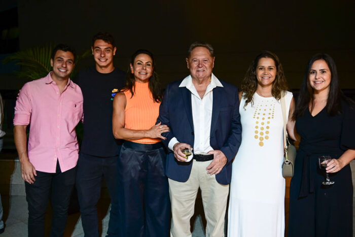 Coluna Cesar Romero - 05/04/2023 1 2 Jose Rocha 240323 ladeado pelos netos Arthur e Rafael e as filhas Andrea Tatiana e Carolina Rocha Foto MICHAEL SEED