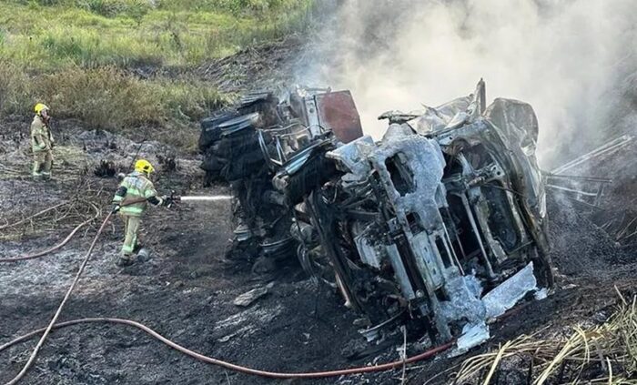 Motorista de carreta morre carbonizado em acidente na BR-116 1 Caminhao fogo Leopoldina foto divulgacao bombeiros