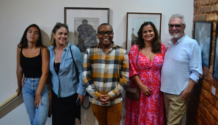 Coluna Cesar Romero - 9 e 10 de abril de 2023 7 Vernissage 1 Amelie e Claudia nina Samuel Gracas Alda e Irie Salomao