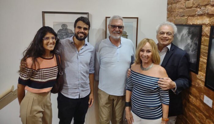 Coluna Cesar Romero - 9 e 10 de abril de 2023 8 Vernissage 2 Tica e Lucas Gasparetto Irie Salomao Carmelo e Clelia gasparette