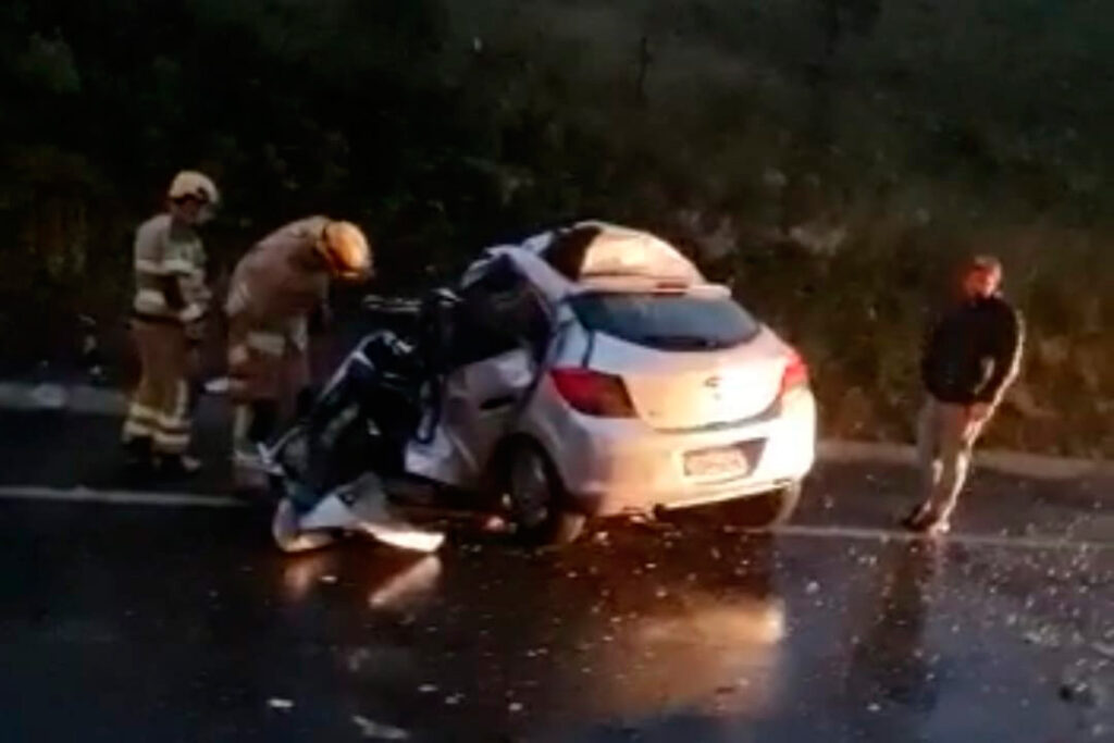 Batida frontal entre carro e ônibus deixa um morto e feridos na BR-267 1 acidente br 267 mrs foto divulgacao bombeiros