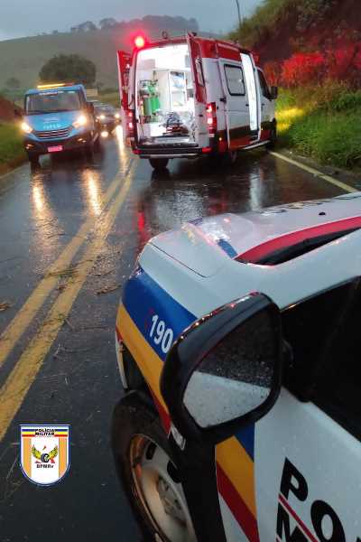 Carro bate em barranco na MG-126, em Rio Novo, e deixa dois feridos 2 acidente rio novo foto PMRv divulgacao 2
