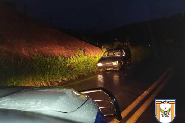 Carro bate em barranco na MG-126, em Rio Novo, e deixa dois feridos 1 acidente rio novo foto PMRv divulgacao