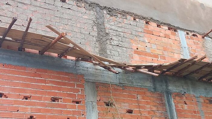 Homem cai de andaime e outros dois ficam pendurados em São João del-Rei 1 andaime foto bombeiros 2