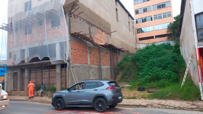 Homem cai de andaime e outros dois ficam pendurados em São João del-Rei 2 andaime foto bombeiros