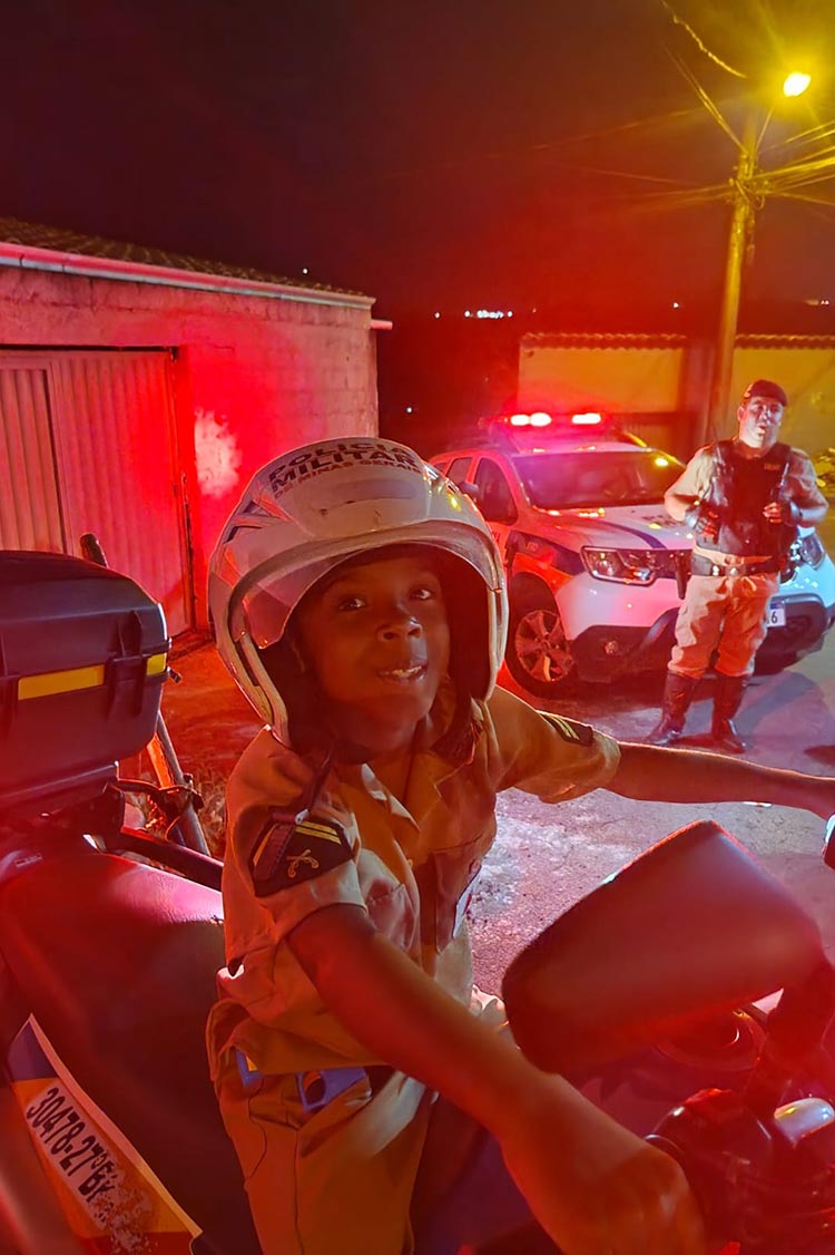 Policiais militares participam de aniversário de criança em JF 1 aniversario heitor 2 divulgacao pm