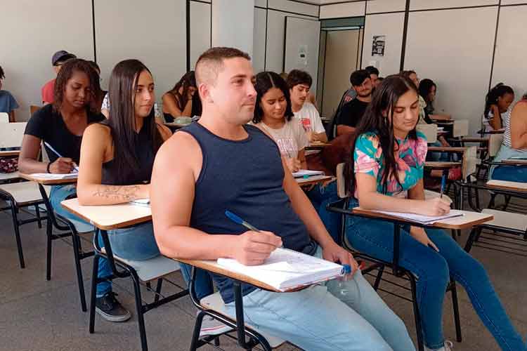 Concursos abrem quase 4 mil vagas de emprego em Minas 1 Alunos do Curso Popular para Concursos da Prefeitura Municipal de Juiz de Fora (Foto: Divulgação/PJF)
