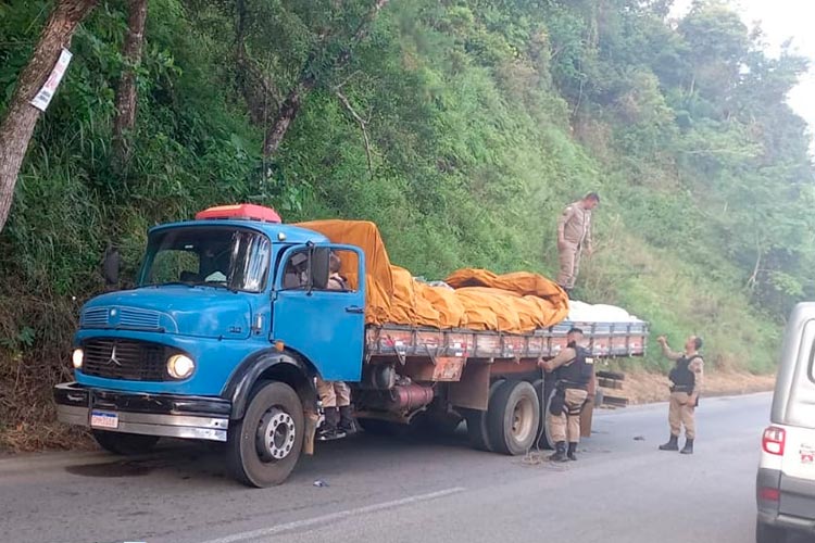 Suspeito de roubar caminhão com sacas de café avaliadas em mais de R$ 300 mil é preso 2 caminhão com café