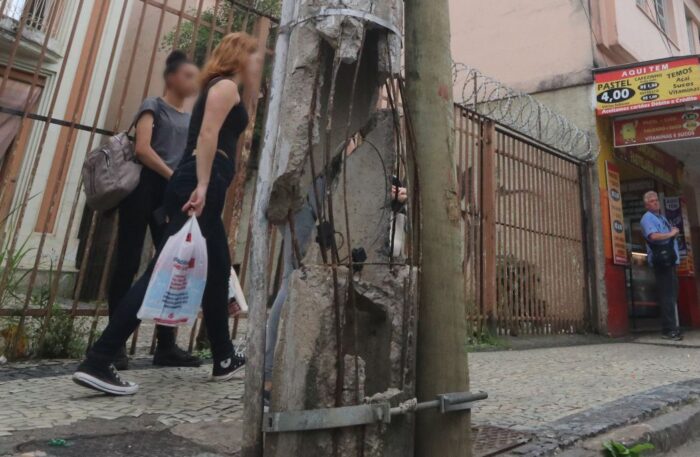 Poste danificado está há mais de seis meses sem manutenção 1 vu 2004