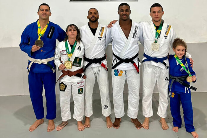 Juiz-forana se torna tetracampeã brasileira de jiu-jítsu 1 Mara e medalhistas. Divulgacao