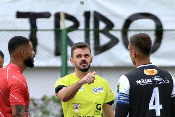 Tupi volta ao G-6 e Baeta precisa de milagre para fugir do rebaixamento 1 baeta tupi moeda by leo