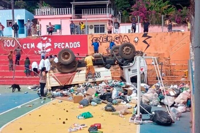 Motorista perde controle e caminhão capota em quadra pública em Olaria 1 caminhão olaria reprodução redes sociais