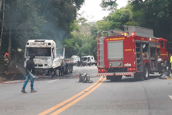 Carreta sofre pane mecânica e pega fogo na BR-040 1 carreta br 040 foto bombeiros