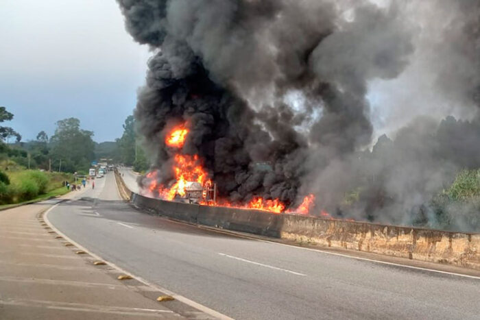 Carreta com óleo diesel tomba, pega fogo e interdita a BR-040 1 carreta pega fogo br-040 bombeiros