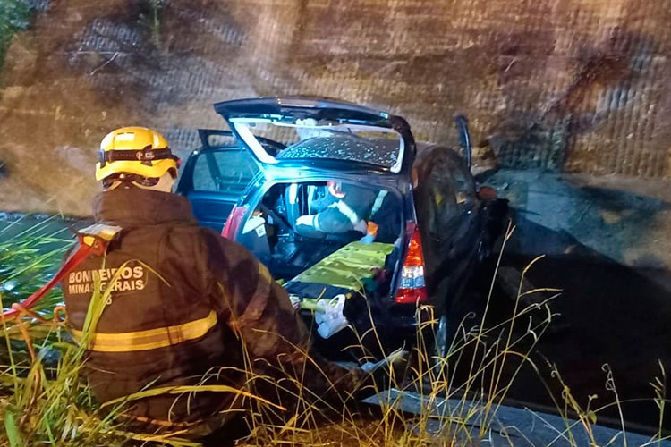 Carro cai em córrego e deixa uma pessoa ferida em Barbacena 2 carro corrego barbacena by bombeiros 2
