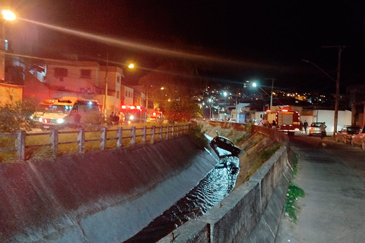 Carro cai em córrego e deixa uma pessoa ferida em Barbacena 1 carro corrego barbacena by bombeiros