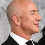 Forbes: 10 pessoas mais ricas do planeta têm fortuna somada de quase US$ 2 trilhões 2 Jeff-Bezos-desfruta-do-luxuoso-iate-de-R$-2,5-bilhões,-o-maior-já-construído.-02-17-05-23 - pessoas mais ricas