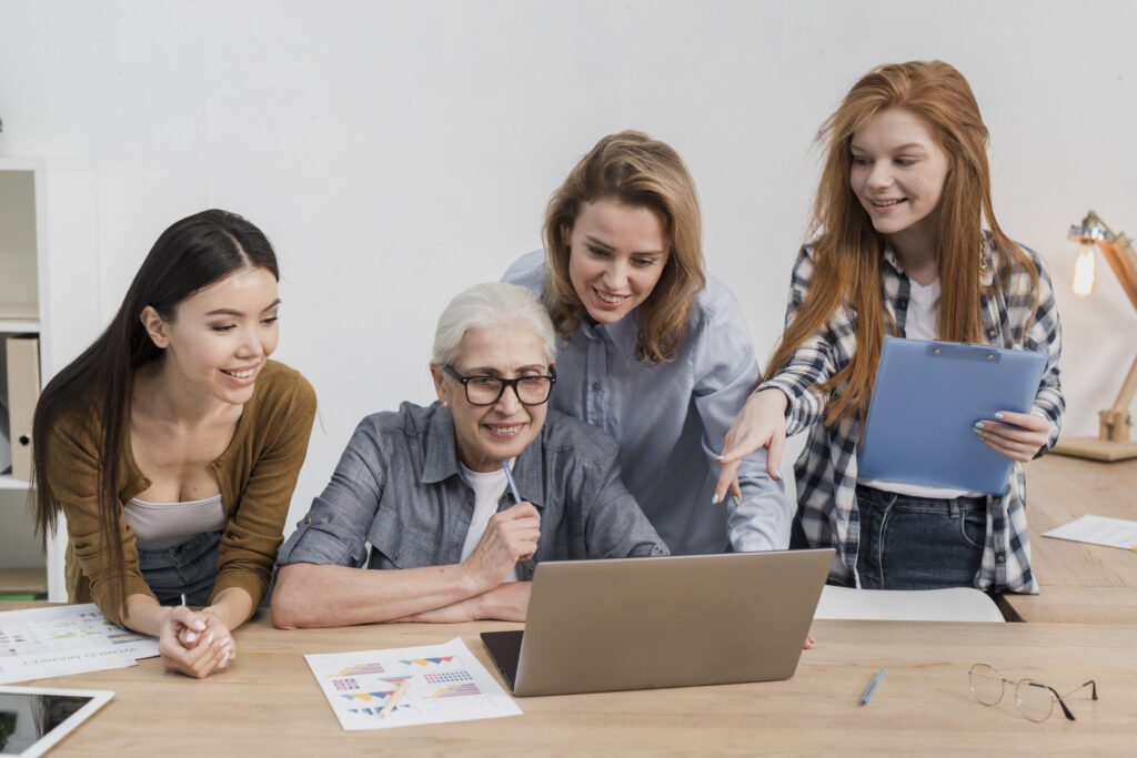 Benefícios e desafios da integração entre diferentes gerações nas empresas 2 grupo de mulheres fazendo planos juntos