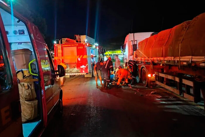 Mulher é atropelada por carreta na BR-116 e sofre traumatismo craniano 1 mulher carreta foto silvan alves reproducao