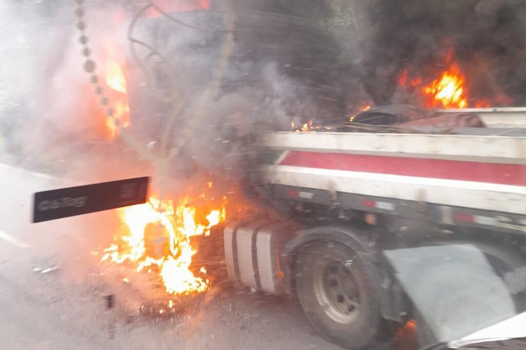 Carreta sofre pane mecânica e pega fogo na BR-040 2 xxx