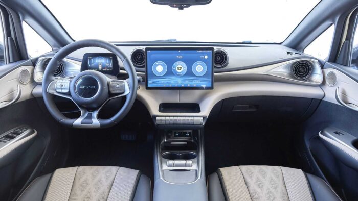 BYD Dolphin 2024 chega com sede de confronto com Renault Kwid E-tech 2 BYD Dolphin 2024 4