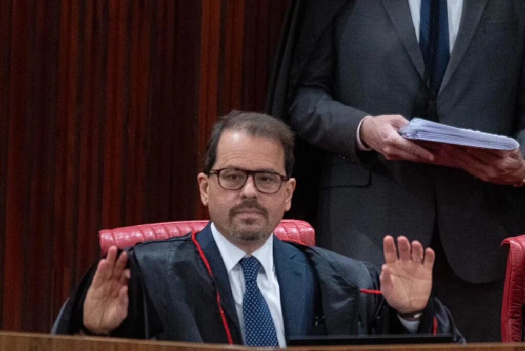Tavares dá 3º voto pela inelegibilidade de Bolsonaro; julgamento será retomado na sexta 1 Floriano de Azevedo Marques ministro do TSE foto Hugo Barreto Metropoles